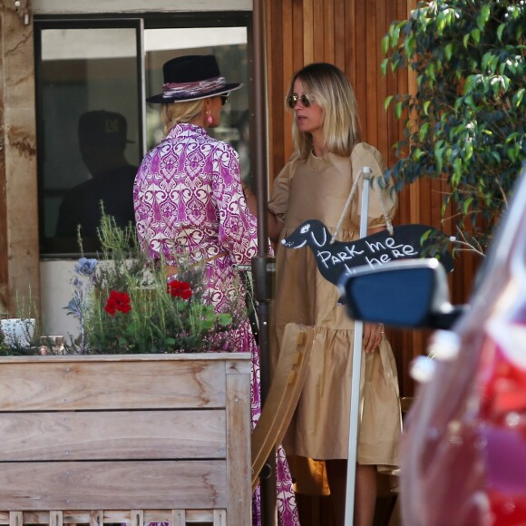 Laeticia Hallyday est allée déjeuner avec Maryline Issartier et Marine (l'ex-femme de son compagnon Pascal Balland) au restaurant "Kiff Kafe" à Los Angeles le 2 octobre 2019.