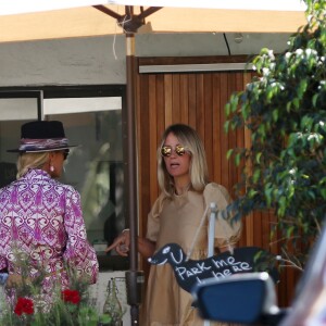 Laeticia Hallyday est allée déjeuner avec Maryline Issartier et Marine (l'ex-femme de son compagnon Pascal Balland) au restaurant "Kiff Kafe" à Los Angeles le 2 octobre 2019.