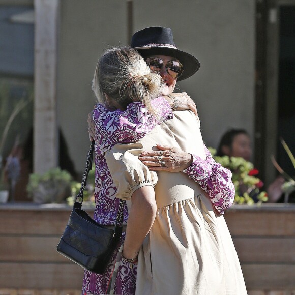 Laeticia Hallyday est allée déjeuner avec Maryline Issartier et Marine (l'ex-femme de son compagnon Pascal Balland) au restaurant "Kiff Kafe" à Los Angeles le 2 octobre 2019.