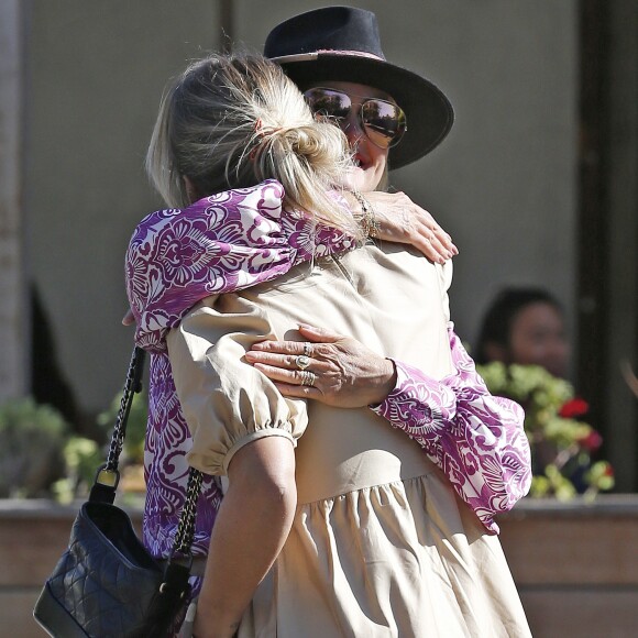 Laeticia Hallyday est allée déjeuner avec Maryline Issartier et Marine (l'ex-femme de son compagnon Pascal Balland) au restaurant "Kiff Kafe" à Los Angeles le 2 octobre 2019.