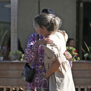 Laeticia Hallyday est allée déjeuner avec Maryline Issartier et Marine (l'ex-femme de son compagnon Pascal Balland) au restaurant "Kiff Kafe" à Los Angeles le 2 octobre 2019.