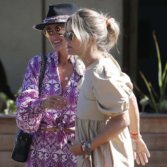 Laeticia Hallyday est allée déjeuner avec Maryline Issartier et Marine (l'ex-femme de son compagnon Pascal Balland) au restaurant "Kiff Kafe" à Los Angeles le 2 octobre 2019.