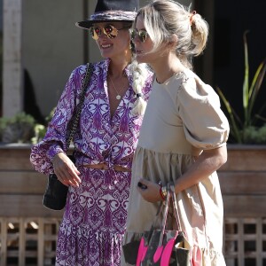 Laeticia Hallyday est allée déjeuner avec Maryline Issartier et Marine (l'ex-femme de son compagnon Pascal Balland) au restaurant "Kiff Kafe" à Los Angeles le 2 octobre 2019.