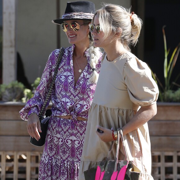 Laeticia Hallyday est allée déjeuner avec Maryline Issartier et Marine (l'ex-femme de son compagnon Pascal Balland) au restaurant "Kiff Kafe" à Los Angeles le 2 octobre 2019.