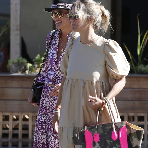 Laeticia Hallyday est allée déjeuner avec Maryline Issartier et Marine (l'ex-femme de son compagnon Pascal Balland) au restaurant "Kiff Kafe" à Los Angeles le 2 octobre 2019.