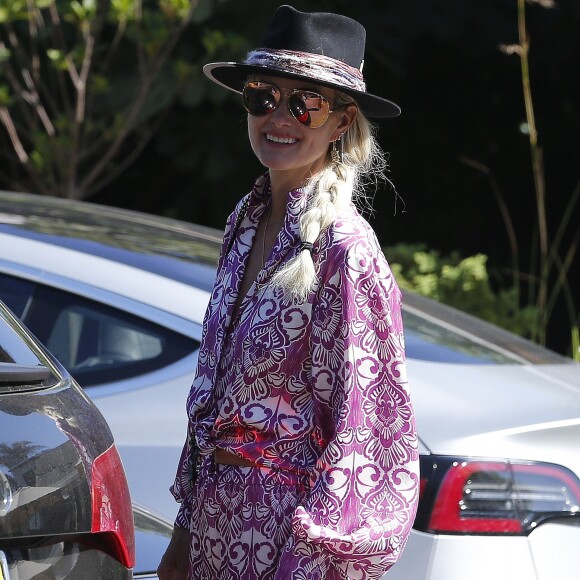 Laeticia Hallyday est allée déjeuner avec Maryline Issartier et Marine (l'ex-femme de son compagnon Pascal Balland) au restaurant "Kiff Kafe" à Los Angeles le 2 octobre 2019.