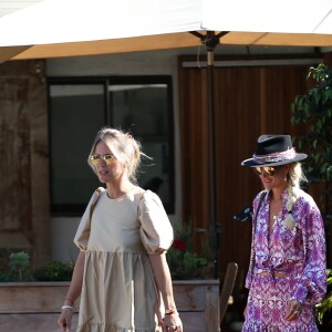 Laeticia Hallyday est allée déjeuner avec Maryline Issartier et Marine (l'ex-femme de son compagnon Pascal Balland) au restaurant "Kiff Kafe" à Los Angeles le 2 octobre 2019.