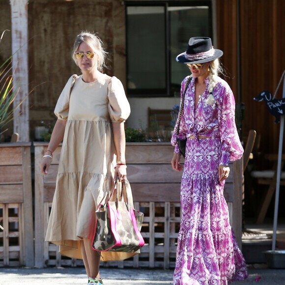 Laeticia Hallyday est allée déjeuner avec Maryline Issartier et Marine (l'ex-femme de son compagnon Pascal Balland) au restaurant "Kiff Kafe" à Los Angeles le 2 octobre 2019.