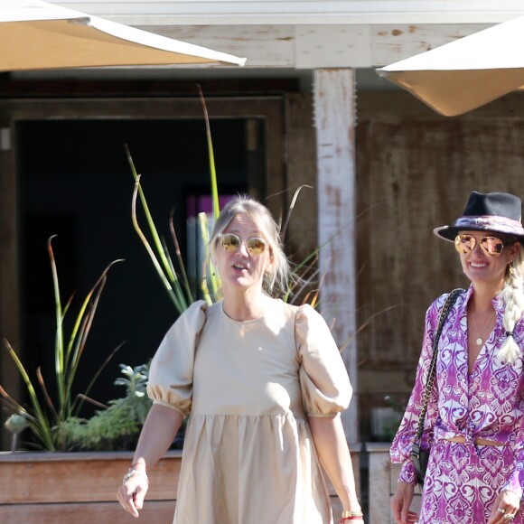 Laeticia Hallyday est allée déjeuner avec Maryline Issartier et Marine (l'ex-femme de son compagnon Pascal Balland) au restaurant "Kiff Kafe" à Los Angeles le 2 octobre 2019.