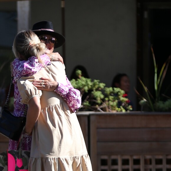 Laeticia Hallyday est allée déjeuner avec Maryline Issartier et Marine (l'ex-femme de son compagnon Pascal Balland) au restaurant "Kiff Kafe" à Los Angeles le 2 octobre 2019.