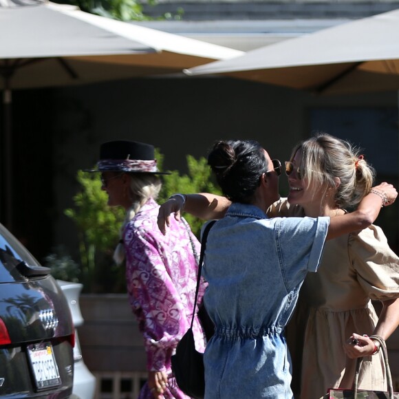 Laeticia Hallyday est allée déjeuner avec Maryline Issartier et Marine (l'ex-femme de son compagnon Pascal Balland) au restaurant "Kiff Kafe" à Los Angeles le 2 octobre 2019.