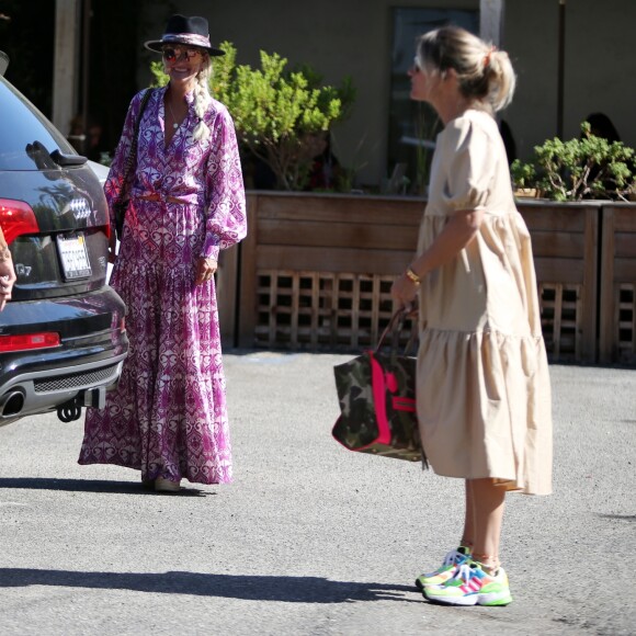 Laeticia Hallyday est allée déjeuner avec Maryline Issartier et Marine (l'ex-femme de son compagnon Pascal Balland) au restaurant "Kiff Kafe" à Los Angeles le 2 octobre 2019.