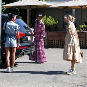 Laeticia Hallyday est allée déjeuner avec Maryline Issartier et Marine (l'ex-femme de son compagnon Pascal Balland) au restaurant "Kiff Kafe" à Los Angeles le 2 octobre 2019.