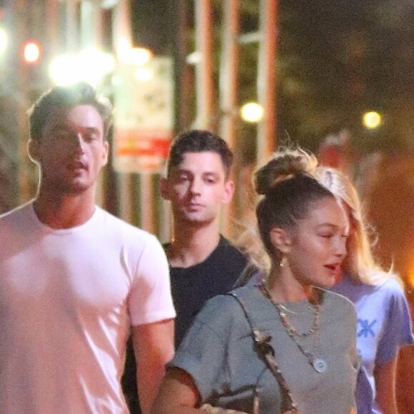 Gigi Hadid et son nouveau compagnon Tyler Cameron sont allés au bar "Le Turtle" de Justin Theroux, à Manhattan. New York, le 13 août 2019.
