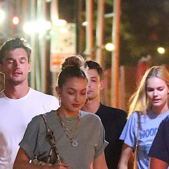 Gigi Hadid et son nouveau compagnon Tyler Cameron sont allés au bar "Le Turtle" de Justin Theroux, à Manhattan. New York, le 13 août 2019.