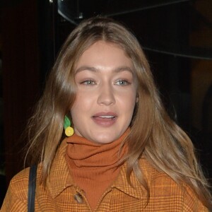 Gigi Hadid se balade dans les rues de Paris lors de la Fashion Week. Gigi porte des Birkenstocks en fourrure. Le 28 septembre 2019.