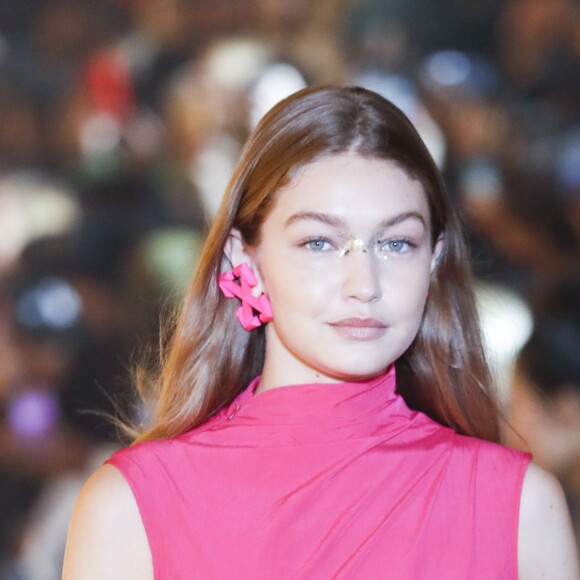 Gigi Hadid - Défilé OFF-White "Collection Prêt-à-Porter Printemps/Eté 2020" lors de la Fashion Week de Paris (PFW), le 26 septembre 2019.