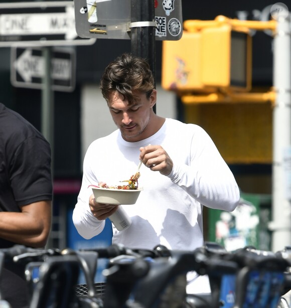 Exclusif - Tyler Cameron (le compagnon de Gigi Hadid) est allé acheter une salade à emporter avec un ami à New York, le 10 septembre 2019.