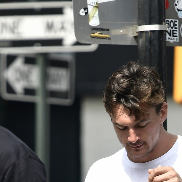 Exclusif - Tyler Cameron (le compagnon de Gigi Hadid) est allé acheter une salade à emporter avec un ami à New York, le 10 septembre 2019.