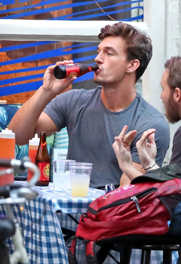 Exclusif - Tyler Cameron boit des verres en terrasse avec des amis à New York pendant que sa compagne Gigi Hadid travaille sur la fashion week le 9 septembre 2019.