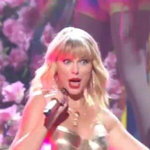 Taylor Swift chante sa chanson "You Need to Calm Down" sur la scène des MTV Video Music Awards (MTV VMA's) à Newark dans le New Jersey, le 26 août 2019.