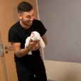Kevin Guedj porte sa fille Ruby à la maternité, sur Instagram, le 1er octobre 2019