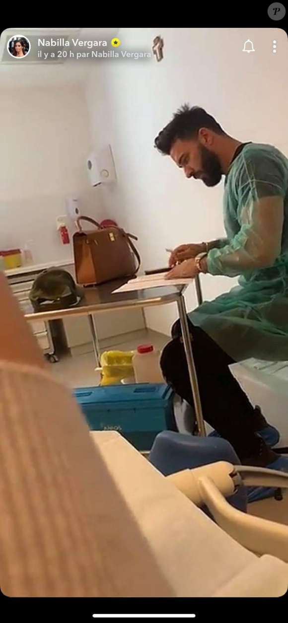 Nabilla et Thomas arrivent à la maternité le 5 octobre 2019.
