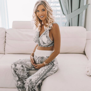 Jessica Thivenin enceinte de son premier enfant et souriante sur Instagram, le 5 juin 2019