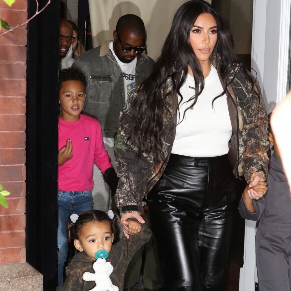 Kim Kardashian et son mari Kanye West à la sortie de leur hôtel avec leurs enfants S. West, North West et Chicago West à New York, le 29 septembre 2019