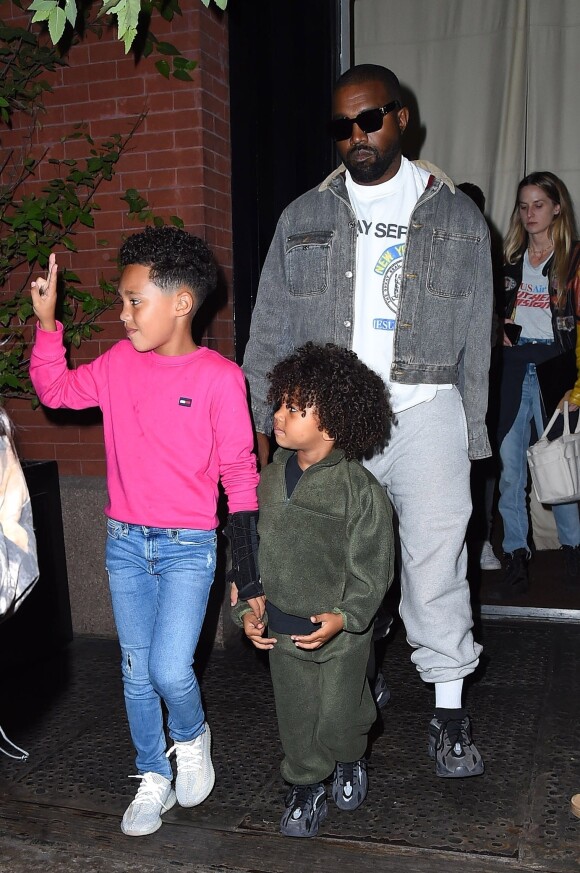 K. Kardashian et son mari Kanye West à la sortie de leur hôtel avec leurs enfants Saint West, North West et C. West à New York, le 29 septembre 2019