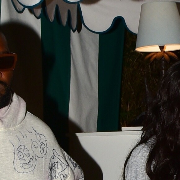 Exclusif - Kim Kardashian (sans maquillage) et son mari Kanye West à la sortie d'un dîner au Bungalow à Santa Monica le 18 août 2019. Kim avait choisi une tenue en accord avec son mauillage : plutôt décontractée. Un petit combo gagnant sweat uni, jogging basket pour madame et Kanye West arborait une attelle au poignet gauche.