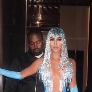 Kim Kardashian pose avec son mari, Kanye West, sur Instagram. Afterparty du MET Gala 2019.