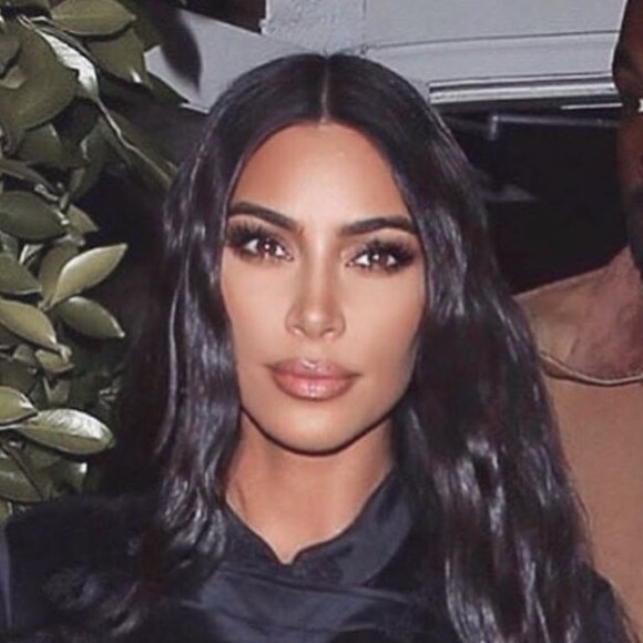 Kim Kardashian pose avec son mari, Kanye West, sur Instagram.