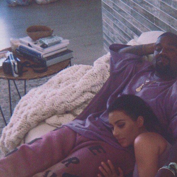 Kim Kardashian pose avec son mari, Kanye West, sur Instagram.