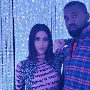 Kim Kardashian pose avec son mari, Kanye West, sur Instagram.
