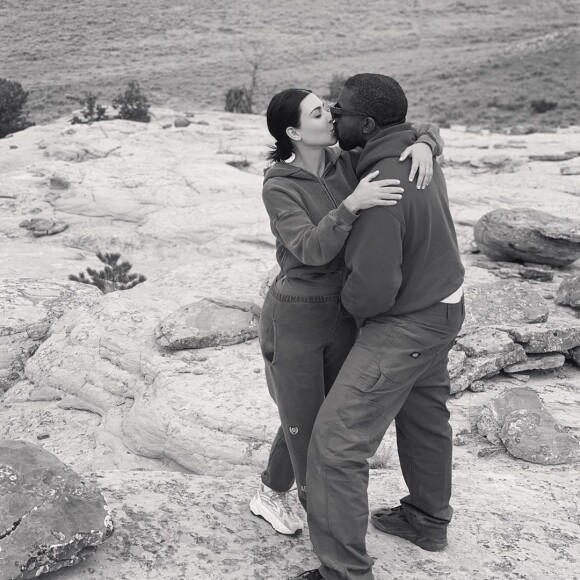 Kim Kardashian pose avec son mari, Kanye West, sur Instagram.