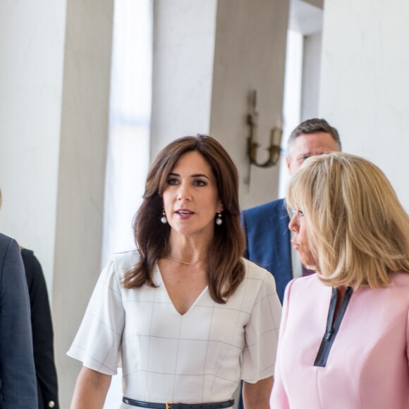 La première dame Brigitte Macron reçoit la princesse Mary de Danemark au Palais de l'Elysée à Paris, France, le 24 juin 2019. © Julien Mouffron-Gardner/Bestimage