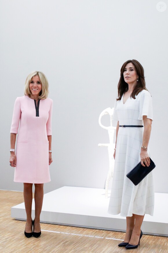La première dame Brigitte Macron et la princesse Mary de Danemark visitent l'exposition de la sculptrice danoise Sonja Ferlov Mancoba (1911-1984) au Centre Pompidou, à Paris, le 24 juin 2019. © Stéphane Lemouton / Bestimage