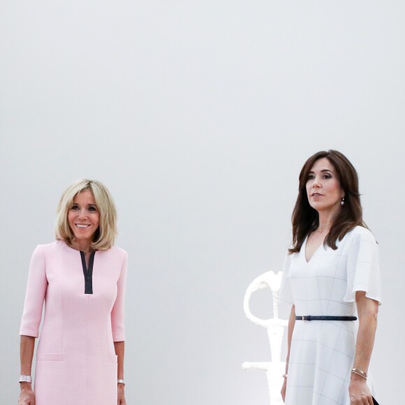 La première dame Brigitte Macron et la princesse Mary de Danemark visitent l'exposition de la sculptrice danoise Sonja Ferlov Mancoba (1911-1984) au Centre Pompidou, à Paris, le 24 juin 2019. © Stéphane Lemouton / Bestimage