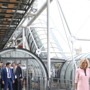 La première dame Brigitte Macron et la princesse Mary de Danemark visitent l'exposition de la sculptrice danoise Sonja Ferlov Mancoba (1911-1984) au Centre Pompidou, à Paris, le 24 juin 2019. © Stéphane Lemouton / Bestimage