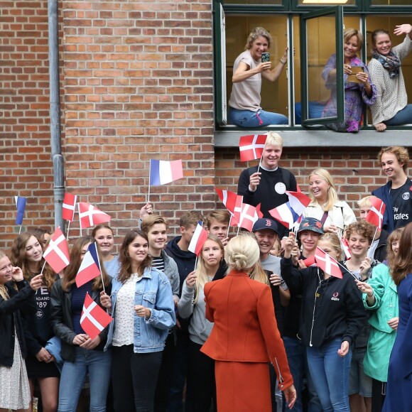 La première dame Brigitte Macron et la princesse Mary de Danemark visitent le Lycée Rysensteen à Copenhague, Danemark, le 29 août 2018. La Première Dame et la princesse sont allées à la rencontre des édudiants. Le couple présidentiel effectue une visite d'Etat de deux jours au Danemark. © Dominique Jacovides/Bestimage