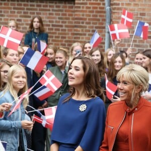 La première dame Brigitte Macron et la princesse Mary de Danemark visitent le Lycée Rysensteen à Copenhague, Danemark, le 29 août 2018. La Première Dame et la princesse sont allées à la rencontre des édudiants. Le couple présidentiel effectue une visite d'Etat de deux jours au Danemark. © Dominique Jacovides/Bestimage