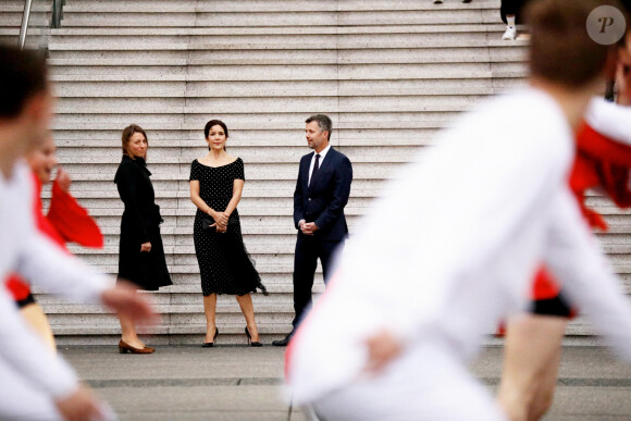 Le couple princier assiste à un spectacle de danse sur le parvis de la Grande Arche - Après avoir assisté à une conférence sur l'architecture, le prince Frederik et sa femme la princesse Mary de Danemark ont participé à une réception pour le 30ème anniversaire de la Grande Arche de la Défense à Paris, le 7 octobre 2019. © Dominique Jacovides/Bestimage