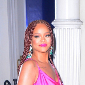 Rihanna arrive, avec trois heures de retard, au lancement de son magasin éphémère "Fenty Beauty" chez "Webster" à New York, le 18 juin 2019. Sa ligne de maquillage "Fenty Beauty" sera proposée à la vente, du 19 au 30 juin 2019, sur deux étages de ce grand magasin de Soho.