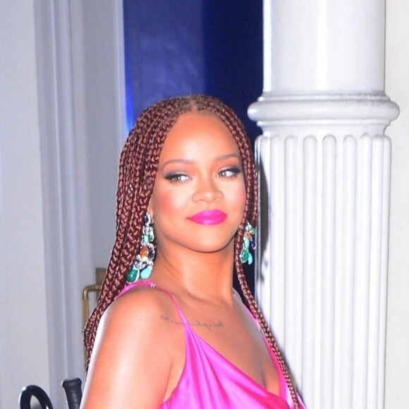 Rihanna arrive, avec trois heures de retard, au lancement de son magasin éphémère "Fenty Beauty" chez "Webster" à New York, le 18 juin 2019. Sa ligne de maquillage "Fenty Beauty" sera proposée à la vente, du 19 au 30 juin 2019, sur deux étages de ce grand magasin de Soho.