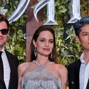 Sam Riley, Angelina Jolie et le chanteur Miyavi - Avant-première du film "Maléfique : Le Pouvoir du mal" à Tokyo, au Japon. Le 3 octobre 2019. @Keizo Mori/UPI/ABACAPRES.COM