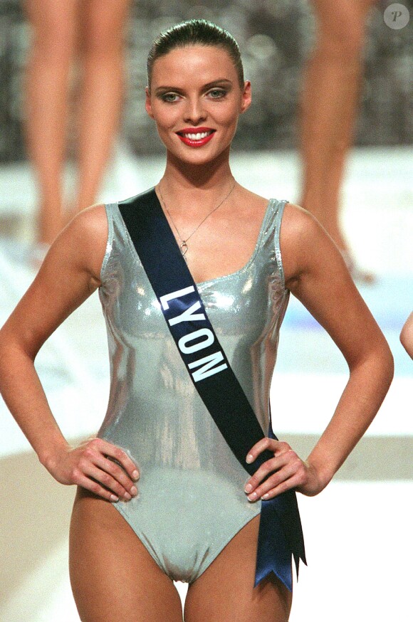 Sylvie Tellier - Election de Miss France 2002, à Mulhouse. Le 9 décembre 2001.
