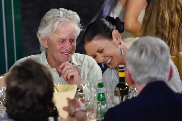 Exclusif - Michael Douglas et sa femme Catherine Zeta Jones ont dîné dans un restaurant avec leurs amis à Portofino en Italie le 30 juillet 2019.