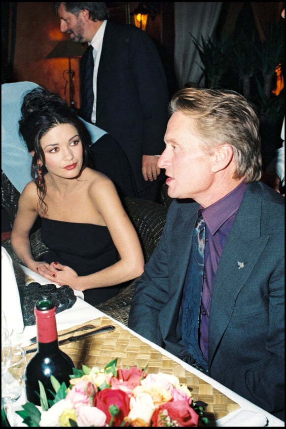 Catherine Zeta-Jones et Michael Douglas lors de leur rencontre au Festival de Deauville en 1998.