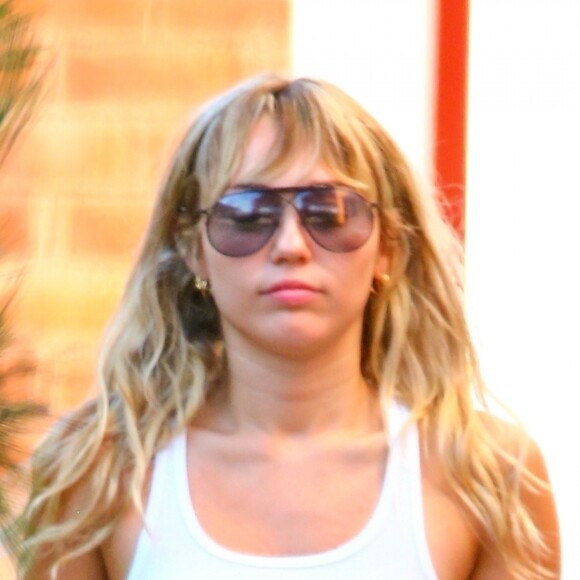 Miley Cyrus quitte sa séance de yoga à Los Angeles le 6 septembre 2019.